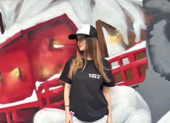 Μαύρη μπλούζα: 12€