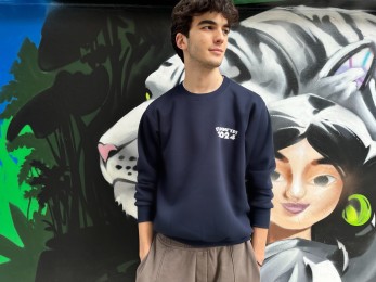 Σκούρο μπλε φούτερ χωρίς κουκούλα (Front): 25€